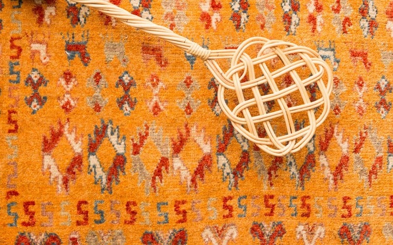 Зачем проводится выбивание ковров